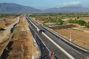 Từ sáng 26-4, các phương tiện đã được lưu thông trên cao tốc Cam Lâm - Vĩnh Hảo
