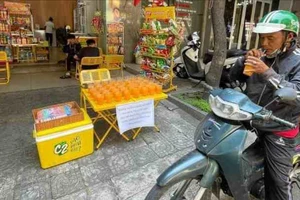 Tại đường Hà Khê, người lao động dừng lại để uống nước cam 