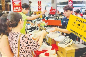 Gần 22 giờ đêm 28-4, khách còn mua hàng tại AEON Mall quận Tân Phú