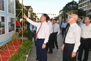Các đại biểu tham quan triển lãm ảnh “TPHCM cùng cả nước, vì cả nước” do Ban Tuyên giáo Trung ương, Thành ủy TPHCM và Hội Nghệ sĩ Nhiếp ảnh Việt Nam tổ chức tại TPHCM ngày 25-4. Ảnh: DŨNG PHƯƠNG