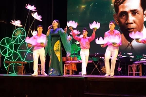 NSƯT Nguyễn Hương Giang biểu diễn bài hát Khắc ghi tên người - bác Ba Lê Duẩn. Ảnh: TRIỆU PHONG