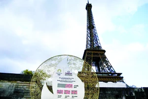 Đồng hồ đếm ngược còn 100 ngày đến Olympic Paris 2024 hôm 13-4. Ảnh: REUTERS