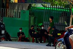 Lực lượng Công an tỉnh Bình Thuận khám xét trụ sở Công ty TNHH Hasa Mặt Trời. Ảnh: NDCC