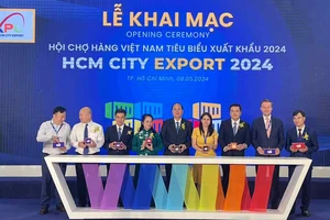 Các đại biểu nhấn nút khai mạc hội chợ Hàng Việt Nam tiêu biểu xuất khẩu 2024