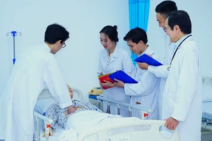 Sinh viên khối ngành sức khỏe Trường Cao đẳng Đại Việt Sài Gòn trong giờ học thực hành