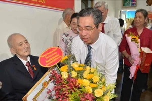 Đồng chí Nguyễn Phước Lộc trao Huy hiệu 80 năm tuổi Đảng đến đồng chí Ngô Hiến