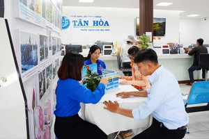 Nhân viên Cấp nước Tân Hòa hướng dẫn người dân cập nhật số định danh cá nhân