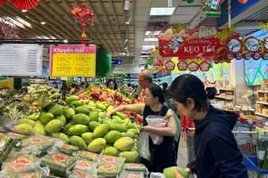 Người tiêu dùng chọn mua sản phẩm tại một siêu thị thuộc Saigon Co.op