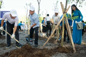 Phó chủ tịch UBND TPHCM Nguyễn Văn Dũng cùng các đại biểu tham gia trồng cây tại Công viên Hồ Khánh Hội (quận 4). Ảnh QUỐC THANH
