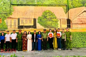 Các đơn vị bên cạnh bức họa “Việt Nam tươi đẹp” thứ 11 (bên hông UBND quận 1) tại đường sách Thành phố.