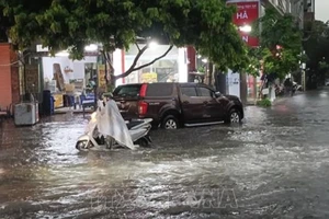 Nhiều tuyến phố Hà Nội ngập sau cơn mưa chiều 19-5. Ảnh: TTXVN