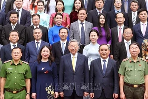 Chủ tịch nước Tô Lâm với các cán bộ Văn phòng Chủ tịch nước. Ảnh: TTXVN