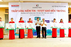 Tổng Biên tập Báo SGGP Tăng Hữu Phong trao bảng tượng trưng số tiền và hiện vật phục vụ việc đầu tư, sinh hoạt cho học sinh đến thầy Nguyễn Hải Hà, Hiệu trưởng Trường PTDT Bán trú Tiểu học Sơn Vĩ, huyện Mèo Vạc, tỉnh Hà Giang, Ảnh: QUANG PHÚC