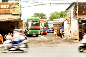 Theo ghi nhận, xe khách tại bến cóc thuộc quận Bình Thạnh (TPHCM) hoạt động ra vào bến liên tục. Ảnh: HẢI NGỌC