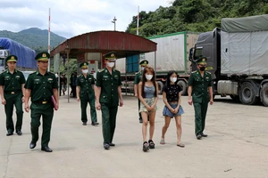 Cán bộ Đồn Biên phòng Cửa khẩu quốc tế Cầu Treo (Bộ đội Biên phòng tỉnh Hà Tĩnh) đón 2 nạn nhân về Việt Nam an toàn 