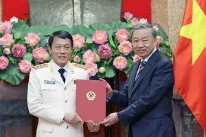 Chủ tịch nước Tô Lâm trao quyết định bổ nhiệm cho tân Phó Thủ tướng Lê Thành Long và Bộ trưởng Bộ Công an Lương Tam Quang