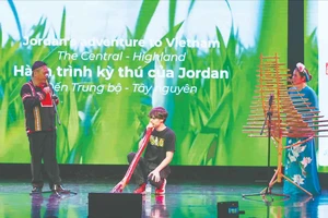 Một tiết mục biểu diễn kết hợp nhạc cụ dân tộc của Việt Nam và Australia. Ảnh: VACEO