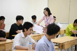 Thí sinh Hà Nội chuẩn bị thi môn Toán kỳ thi vào 10 năm 2024 tại điểm thi Trường THPT Khương Đình, quận Thanh Xuân, sáng 9-6. Ảnh: VIẾT CHUNG