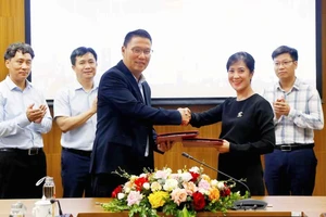 Đại diện VTV và Samsung ký kết hợp tác