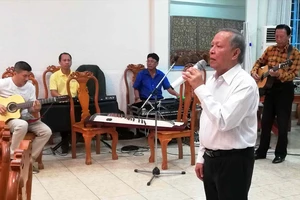 Nhạc sĩ Trần Long Ẩn biểu diễn giao lưu trong chuyến Về nguồn tại tỉnh Vĩnh Long của Hội Âm nhạc TPHCM