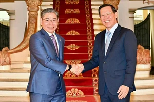 Chủ tịch UBND TPHCM Phan Văn Mãi tiếp ông Pang Te Cheng, Tân Tổng Lãnh sự Singapore. Ảnh : VIỆT DŨNG