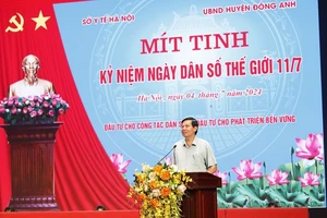 Phó Giám đốc Sở Y tế Trần Văn Chung, Phó trưởng Ban chỉ đạo công tác dân số và phát triển thành phố Hà Nội phát biểu tại Lễ mít tinh