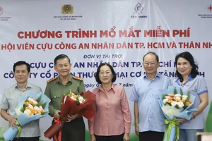 Đại diện Hội Cựu CAND TPHCM và Đại diện Công ty Tân Thanh nhận hoa cảm ơn từ Hội Bảo trợ bệnh nhân nghèo TPHCM. Ảnh: BÁO CATPHCM