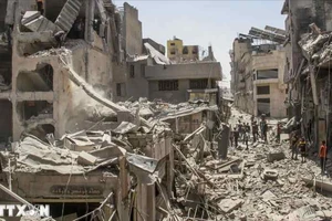 Những tòa nhà bị phá hủy sau các cuộc không kích của Israel xuống thành phố Gaza ngày 4-7-2024. Ảnh: THX/TTXVN