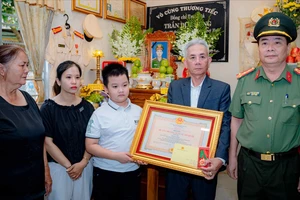 Trao Huân chương Bảo vệ Tổ quốc hạng Ba cho Trung tá Trần Duy Hùng do Chủ tịch nước truy tặng