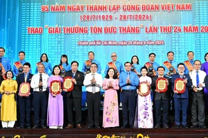 Nguyên lãnh đạo và lãnh đạo Trung ương, TPHCM chúc mừng các gương đoạt Giải thưởng Tôn Đức Thắng và các giải thưởng của tổ chức công đoàn. Ảnh: VIỆT DŨNG