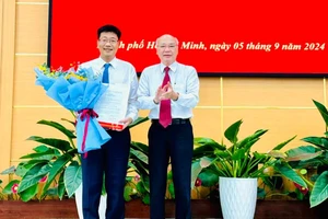 Trưởng Ban Tuyên giáo Thành ủy TPHCM Phan Nguyễn Như Khuê trao quyết định cho đồng chí Trần Thanh Tùng