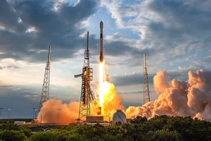 Tên lửa Falcon 9 của Công ty SpaceX (Mỹ) đưa vệ tinh Turksat 6A lên quỹ đạo vào tháng 7-2024. Ảnh: SPACEX