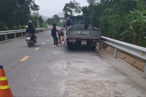 Vụ đường và cầu vượt lũ chưa bàn giao đã nứt: Nơi rốt ráo sửa chữa nơi bỏ không