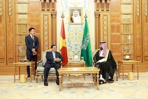 Thủ tướng Phạm Minh Chính gặp Hoàng Thái tử kiêm Thủ tướng Vương quốc Saudi Arabia Mohammed Bin Salman. Ảnh: TTXVN