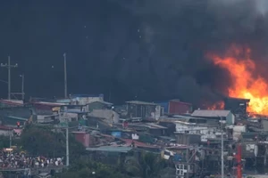 Vụ hỏa hoạn tại Isla Puting Bato. Ảnh: AFP