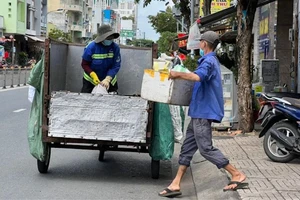 Phương tiện thu gom rác được lưu thông cả ngày lẫn đêm dịp Tết Ất Tỵ 2025