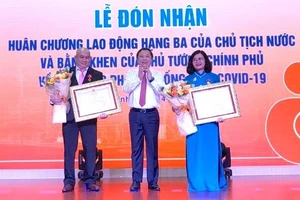 Bệnh viện Hùng Vương đón nhận Huân chương Lao động hạng Ba 