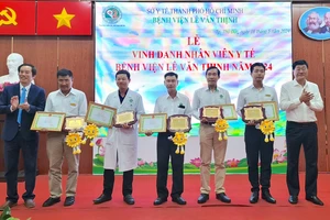 51 nhân viên y tế của Bệnh viện Lê Văn Thịnh được tuyên dương