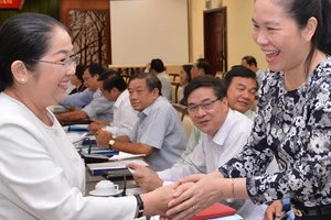 Phó Bí thư Thành ủy Võ Thị Dung trao đổi cùng các đại biểu tại Toạ đàm "Nâng cao trách nhiệm thực hiện chuẩn mực đạo đức công vụ của cán bộ,công chức, viên chức tại TPHCM"