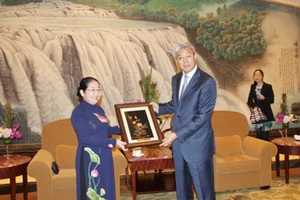 Phó Bí thư Thành ủy TPHCM tặng bức tranh kỷ niệm cho Thành ủy TP Thượng Hải