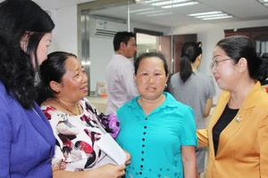 Phó Bí thư Thành ủy TPHCM Võ Thị Dung (bìa phải) thăm hỏi kiều bào tại tỉnh Quảng Tây, Tryun