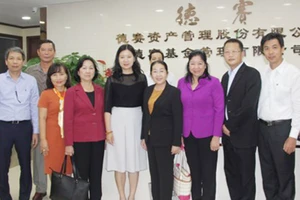 Phó Bí thư Thành ủy TPHCM Võ Thị Dung và các thành viên trong đoàn chụp hình lưu niệm với đảng viên Công ty Luật tài chính Nam Quốc