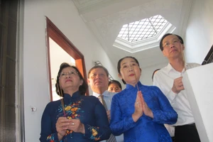Đoàn lãnh đạo Thành ủy, HĐND, UBND, Ủy ban MTTQ Việt Nam TPHCM dâng hương tưởng niệm 110 năm ngày sinh đồng chí Phạm Văn Chiêu