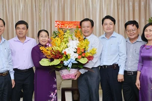 Phó Bí thư Thành ủy TPHCM Võ Thị Dung tặng hoa chúc mừng Báo Pháp Luật TP. Ảnh: VIỆT DŨNG