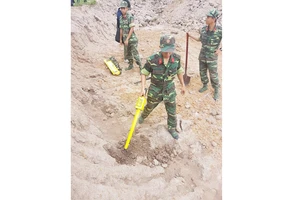 Lực lượng Công binh dùng thiết bị dò tìm vị trí hố chôn tập thể các chiến sĩ hy sinh trong trận đánh chiếm sân bay Tân Sơn Nhất Tết Mậu Thân 1968