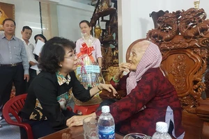 Chủ tịch Ủy ban MTTQ Việt Nam Tô Thị Bích Châu thăm hỏi sức khỏe Mẹ Việt Nam Anh hùng Nguyễn Thị Đời