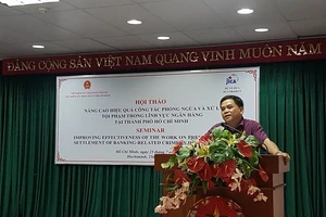 Phó Vụ trưởng Vụ 3, Viện KSND Tối cao Đỗ Mạnh Bổng phát biểu tại hội nghị