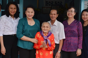 Chủ tịch Quốc hội Nguyễn Thị Kim Ngân thăm Mẹ Việt Nam Anh hùng Nguyễn Thị Kịch. Ảnh: VIỆT DŨNG