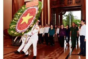 Đoàn đại biểu thành kính dâng lên vòng hoa tươi thắm tỏ lòng biết ơn vô hạn các anh hùng, liệt sĩ tại Đền Bến Dược