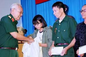 Trung tướng Lê Thành Tâm, nguyên Chủ tịch Hội Cựu chiến binh TPHCM, Chủ tịch HĐQT Công ty TNHH MTV Cựu chiến binh TPHCM tặng quà các gia đình chính sách quận 9
